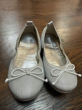 Girls Kenneth Cole Reaction silver  ballet flats size 13.5 New